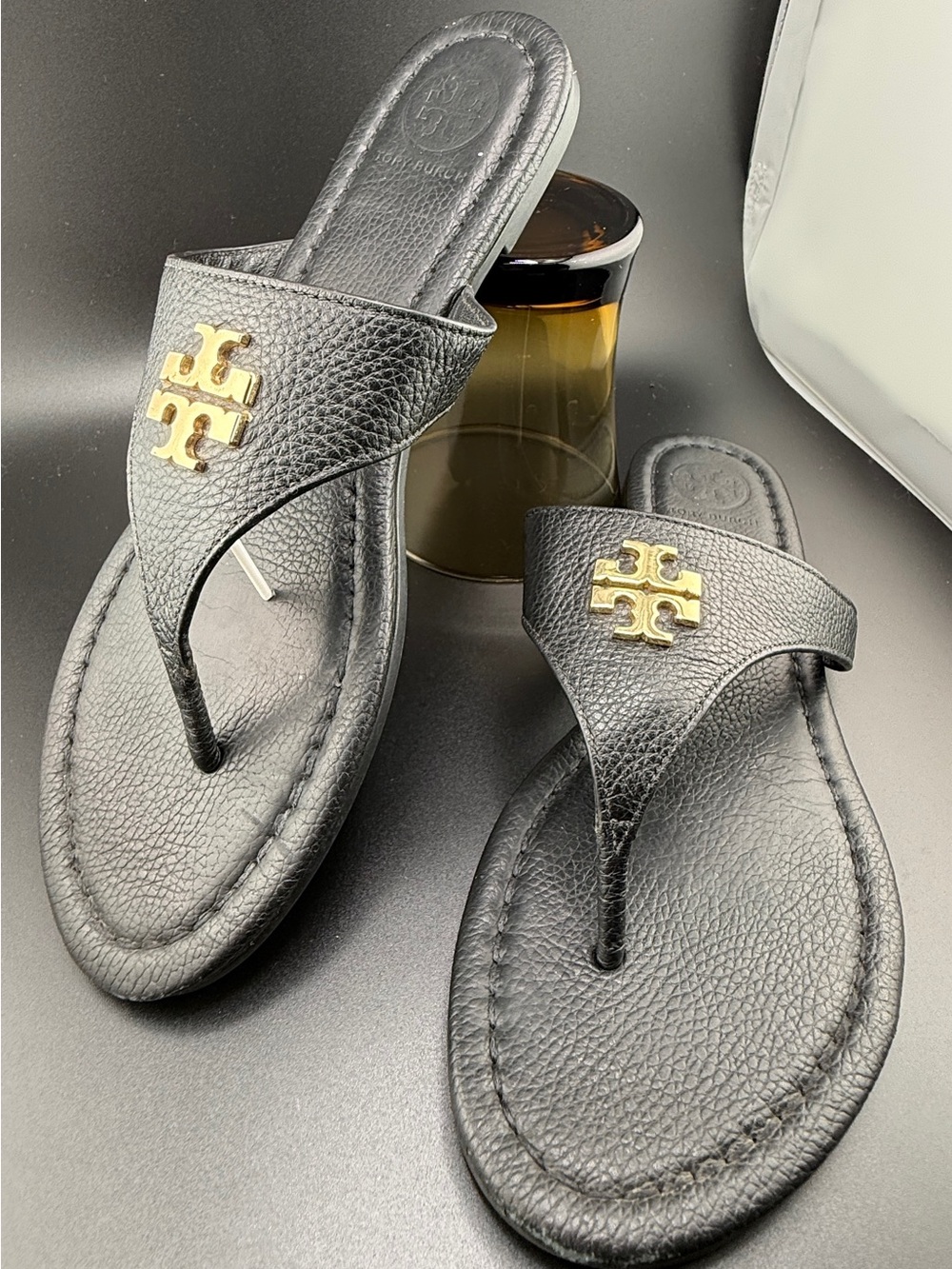 Tory Burch Julie Flat Thong Sandals Black Tumbled Leather Gold Logo Women’s 6.5